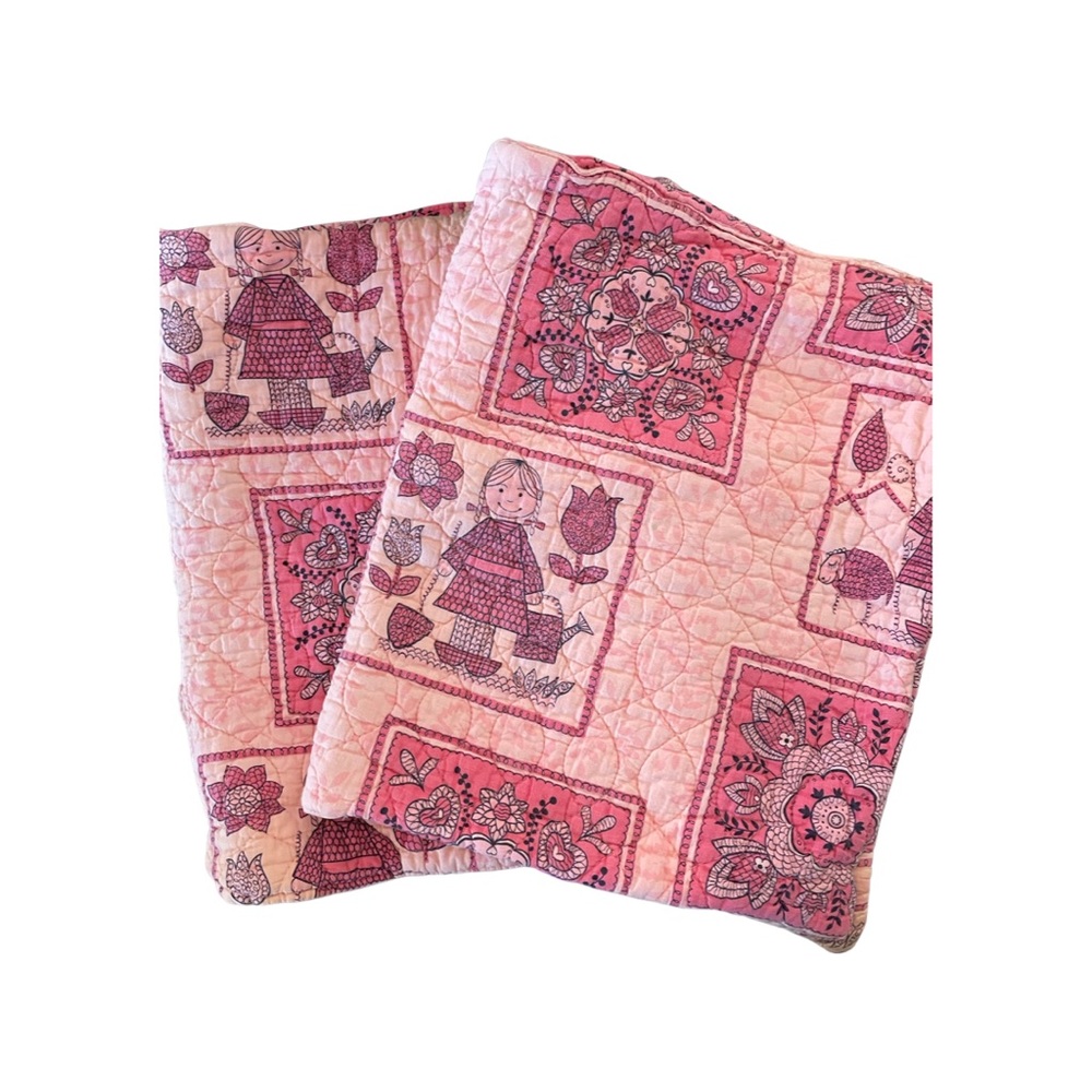 Precious hand made vintage quilt standard pillow shams excellent condition